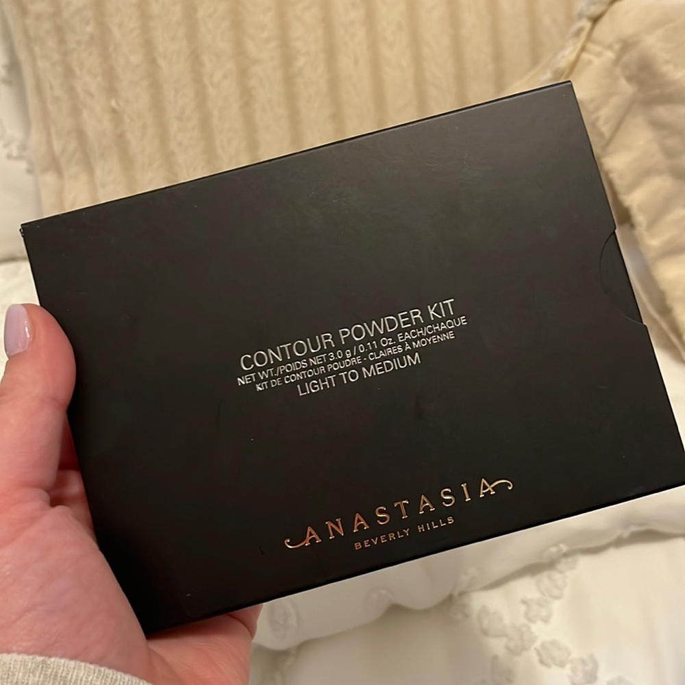 NWT Anastasia Beverly Hills light to medium contour powder kit
